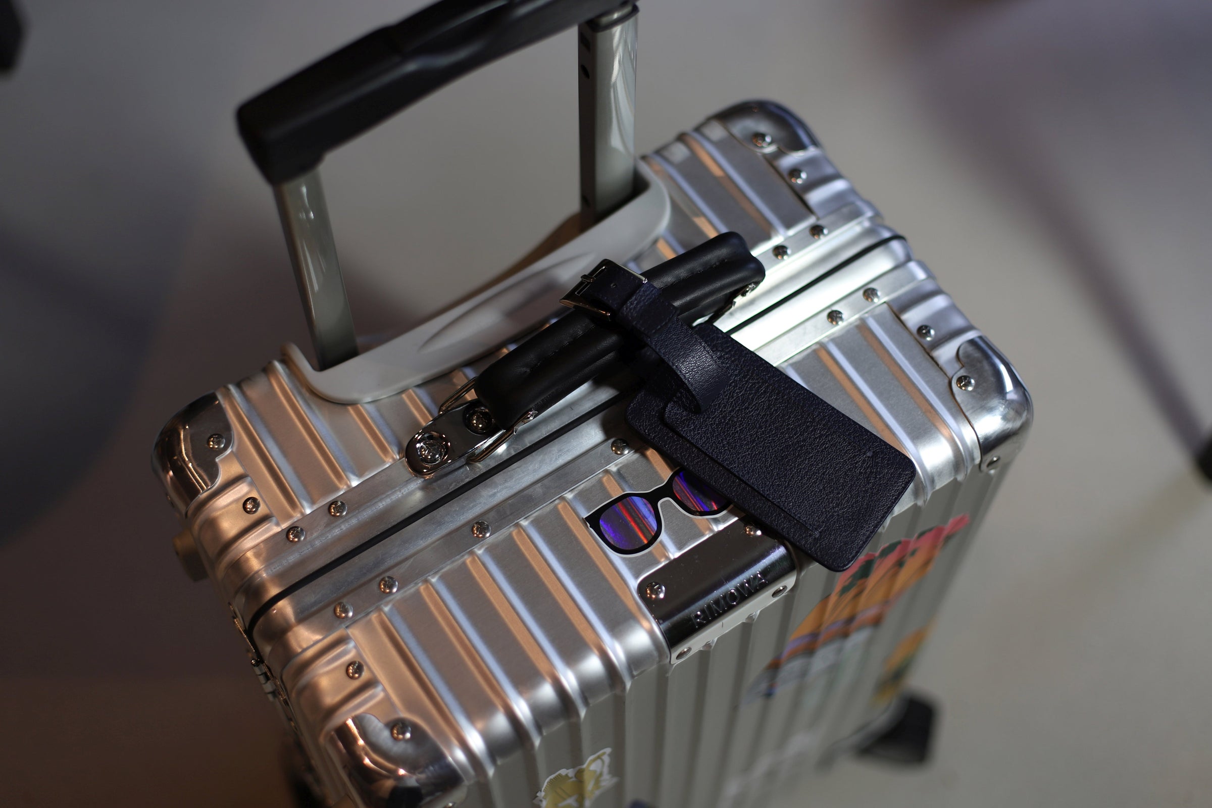 K0006DB | Targhetta per bagaglio in Vera Pelle pieno fiore con leggera grana. Colore Blu. Cinturino regolabile. Dimensioni: cm 12 x 6,5 x 1 - Confezione: Gift Box rigido fondo/coperchio-3