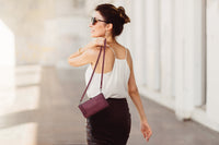 K0013NB | Tracollina Donna in Vera Pelle pieno fiore, con leggera grana. Tracolla removibile. Accessori Nickel Lucido. Colore Malva. Dimensioni: cm 20 x 10,5 x 2. Confezione: Sacchetto Tnt-3