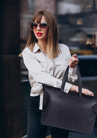 RB2004A | Borsa Shopping Trasformabile in Bauletto in Vera Pelle pieno fiore, grana dollaro/leggera. Doppio manico. Colore Nero. Dimensioni: cm 43 x 36 x 14. Confezione: Sacchetto in Tessuto non Tessuto-4